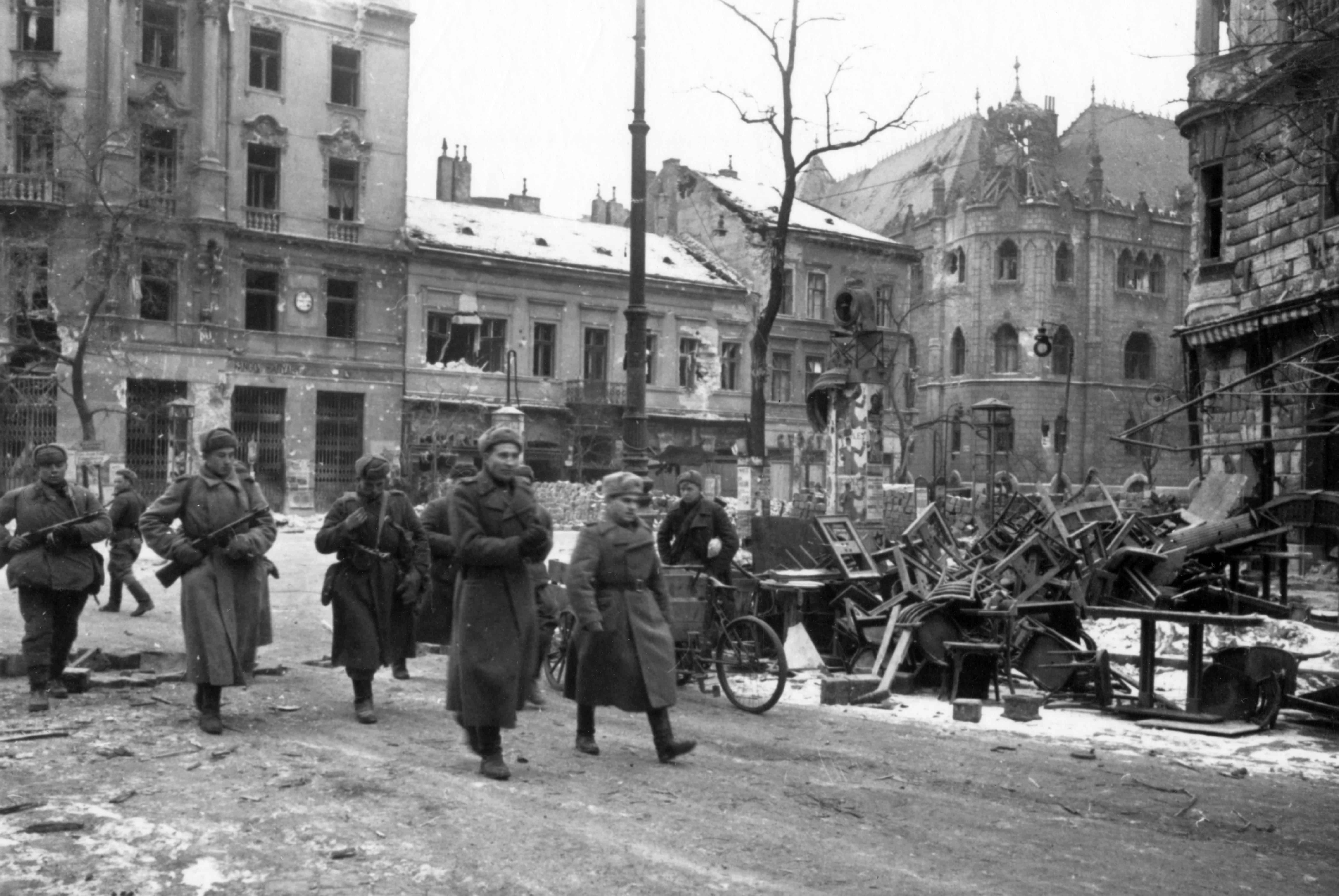 Soviet soldiers in Budapest